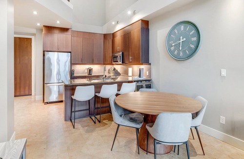 Sicamous Condo | 3 Bed 3 bath Penthouse on Mara, Pool, Gym, Steam room