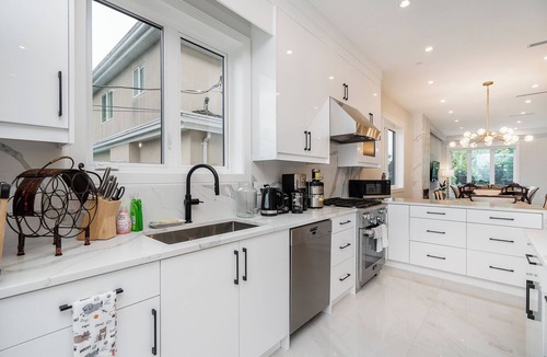 Arbutus Ridge House | 3 bed modern duplex. Minutes to downtow, Airport and Granville Island