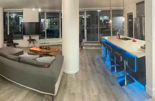 Gastown Condo | 3 bedroom Downtown Vancouver S.Penthouse, near skytrain, shopping & restaurants.