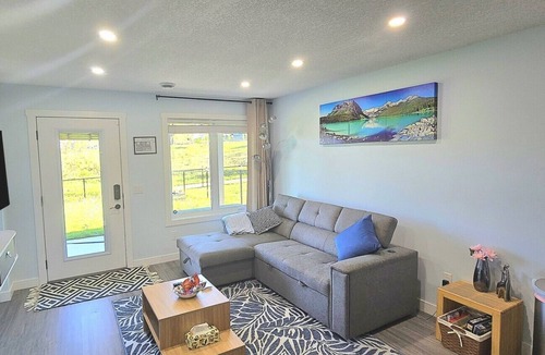 Northwest Calgary House | 3-Beds (sleeps 6), 2-Baths, Full Kitchen+PrivateEntrance, Ravine View