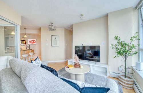 Crosstown Apartment | 3 mins to BC place, central location, free parking