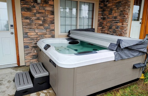 Big White Ski Resort House | ★ 3BR/2B TH, ski-in/walk-out, by ski run, new private hot tub, fireworks view!★