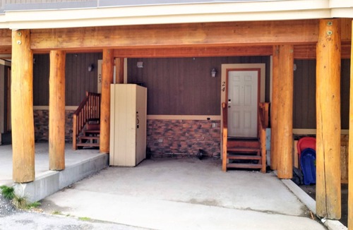 Big White Ski Resort House | ★ 3BR/2B TH, ski-in/walk-out, by ski run, new private hot tub, fireworks view!★
