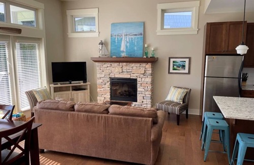 Regional District of Nanaimo House | 3BR Poolside Retreat in Gated Community