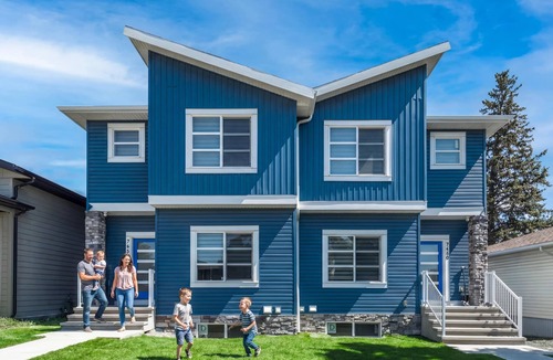 Lynnwood Ridge House | 3BR w/A/C Near Downtown FREE Banff Pass Netflix