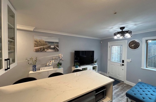 Hastings House | 4 Bdrm Contemporary City Oasis Near PNE
