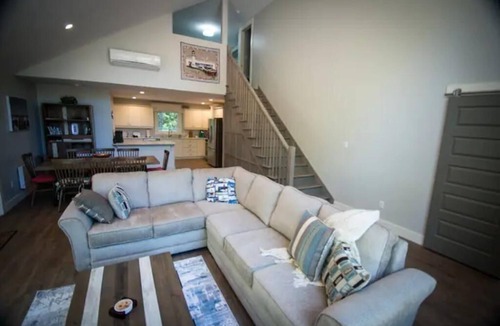 Park Corner Cottage | 4 bdrm executive cottage with private beach access