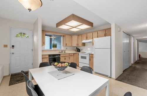 Lynn Valley Apartment | 4 Bed Charming & Cozy Lynn Valley Suite