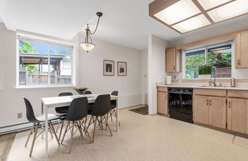 Lynn Valley Apartment | 4 Bed Charming & Cozy Lynn Valley Suite