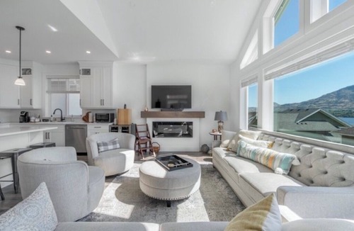 Osoyoos House | 4 bedroom, 4 Bathroom on the Lake Enjoy Beach in Summer, Ski in Winter