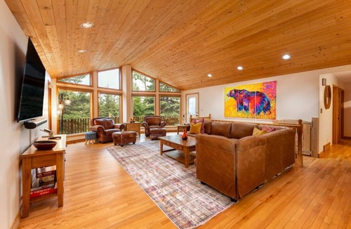 Jasper East House | 4 Br Mountain Chalet | PRIVATE Pool/Hot Tub |2-min DRIVE to Jasper National Park