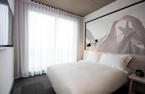 Brossard Hotel | 4 Practical Modern Rooms Perfect for Business Travelers or Leisure in DIX30