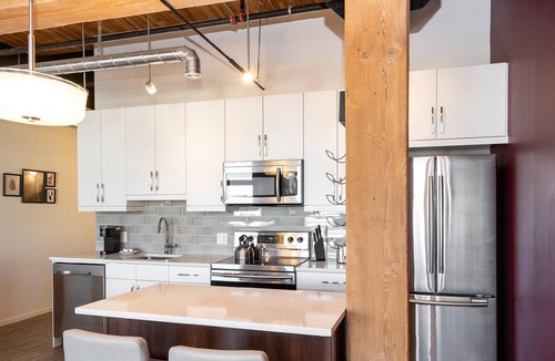 Winnipeg Condo | (403) Exchange District Warm Entire 2 BR 1BATH Loft -Fast WiFi (139)
