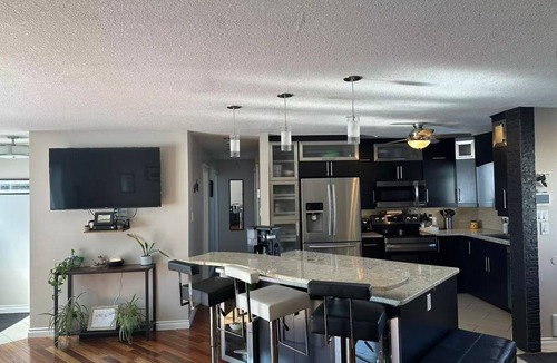 Thompson House | 4BR w/Wine Fridge, Bar, Patio, Parking, Laundry