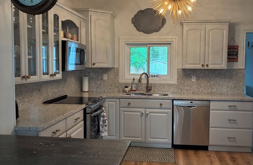 Temiskaming Shores House | 5 Bed Downtown Gem,Modern Comfort,Fireplace,Huge Backyard,Step to Lake broadwalk