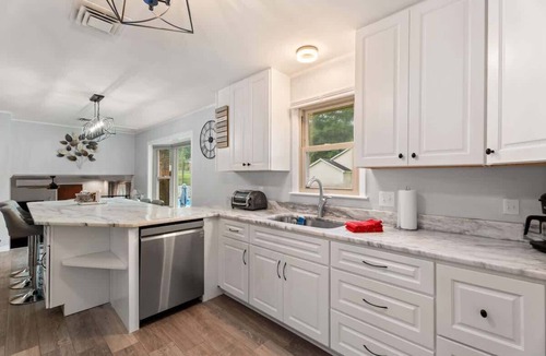 High Point House | 5 Min to High Point Market | Sleeps 8 | Near HPU