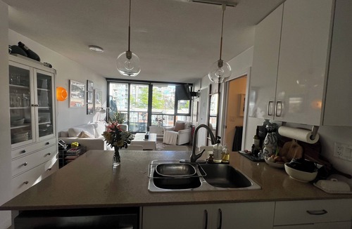 Downtown Vancouver Apartment | 5 minute walk to BC Place | Stylish Apartment | Sleeps 3