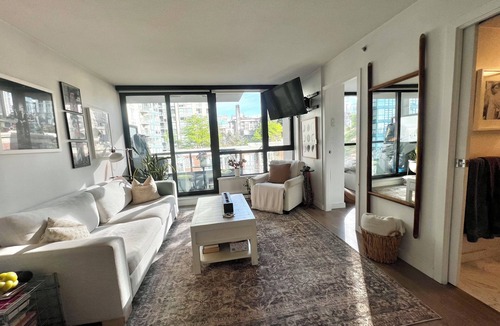 Downtown Vancouver Apartment | 5 minute walk to BC Place | Stylish Apartment | Sleeps 3