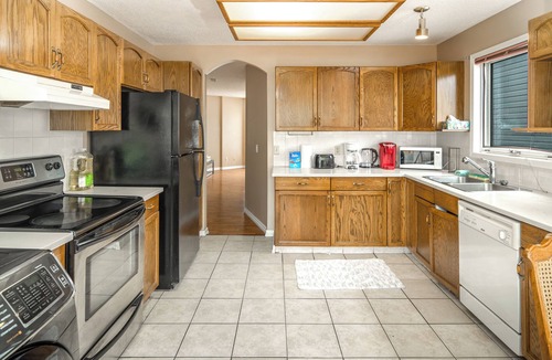 Calgary House | 5BR2BA Suite with Work Place near YYC 1 Min Walk to Bus Stop