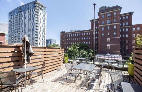 Quartier des Spectacles Apartment | 5mn place des arts, spacious top floor apartment with parking space