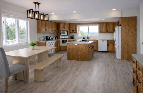 Mountain View House | 7BR Sleeps 16 | 2 Kitchens | Hot Tub + Sauna | 15 Min to Waterton