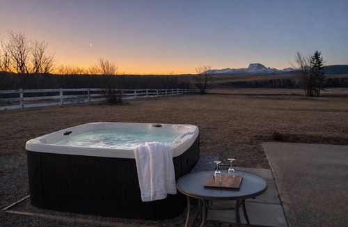 Mountain View House | 7BR Sleeps 16 | 2 Kitchens | Hot Tub + Sauna | 15 Min to Waterton