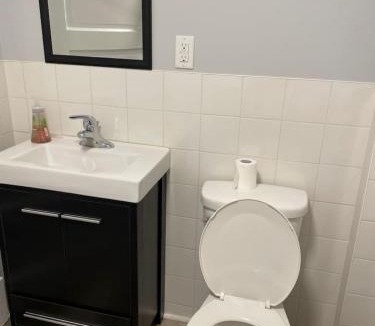 Queens Square House | 86A King Bed 2bd 3bt on Queen St. Downtown