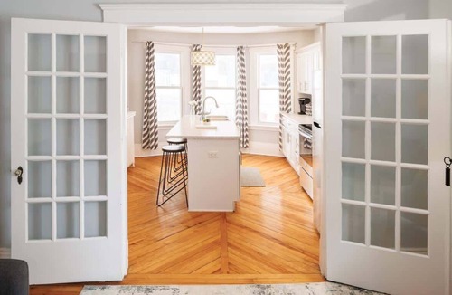 Queens Square House | 86A King Bed 2bd 3bt on Queen St. Downtown