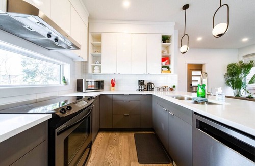 West Edmonton House | 9BDRM Chic Luxury Retreat - Hot Tub - AC - BBQ - Sleeps 23