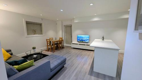 North Vancouver Apartment | A&A Resident - Modern North Vancouver 2BR Suite