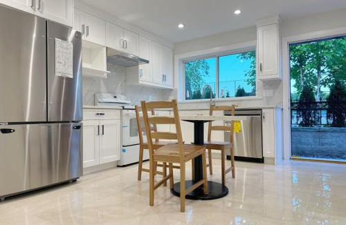 Arbutus Ridge House | A Beautiful, cozy second floor room for staying