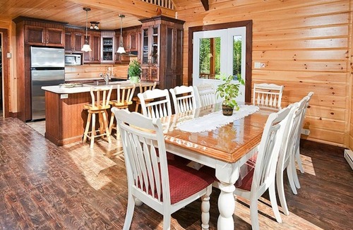 Saint-Joseph-de-la-Rive House | A log cabin perfect for relaxing