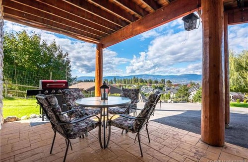 Upper Mission House | A Okanagan Lakeview Inn