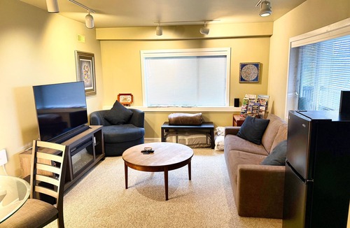 Victoria House | A quiet, private suite overlooking a quaint lake