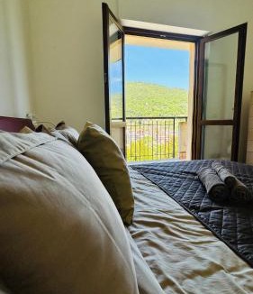 Fiuggi Apartment | Accogliente Appartamento con Balcone Panoramico Fino a 3 Persone, Vicino al Centro Storico