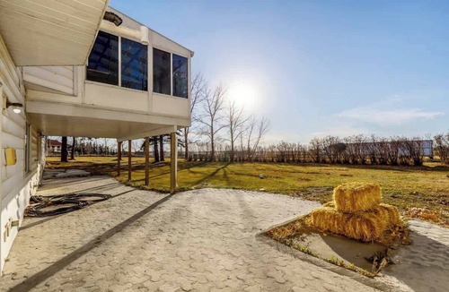 Calgary House | Acreage | 3 King Beds + Ensuites | Fireplace | AC