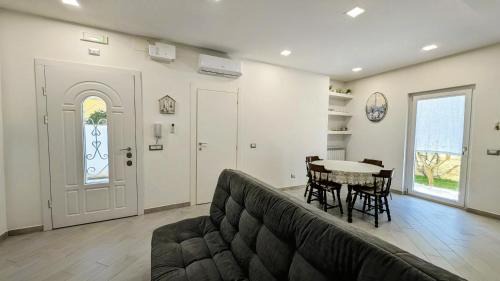 Lido dei Pini House | Alloggio Turistico Francy House