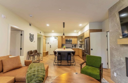 Canmore Apartment | Alpine Ascent - 3bd lock-off, 3 patios, mtn view