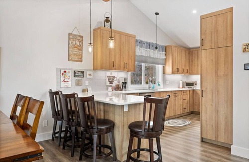 Windermere Apartment | Alpine Bliss | Beach Access | Sauna | Fireplace