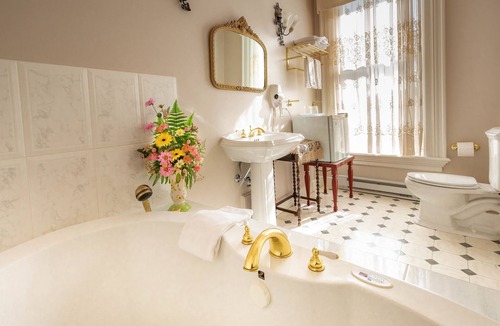 Rockland Bed & Breakfast | Amethyst Inn at Regents Park