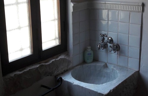 Pontinia Cottage | Ancient, romantic and well-kept cottage inserted in a country estate.