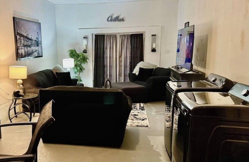 Jacksonville House | Ann’s Abode | Sleeps 8 w/Garage Lounge