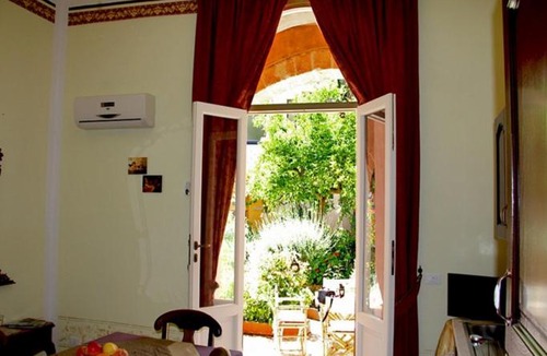Trapani City Centre Apartment | Antica Corte delle Ninfee, Historical Private Villa