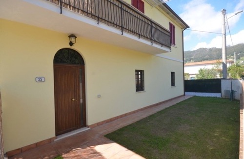 Querceta Apartment | Apartment with a garden, 8 minutes from the beach in Forte dei Marmi