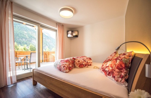 Riva di Tures Apartment | Apartment "Alpenblick Nr 5" with Shared Garden & Wi-Fi