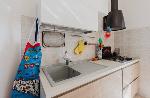 Marsala Apartment | Apartment 'Araba Fenice' with Sea View, Wi-Fi and Air Conditioning