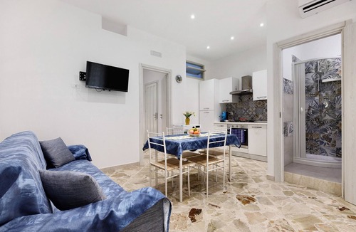 Partinico Apartment | Apartment 'Blue Dreams' with Air Conditioning