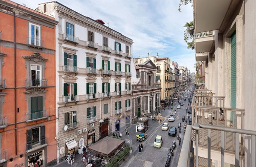 Quartieri Spagnoli Apartment | Apartment 'Deluxe In Via Toledo' with Balcony, Wi-Fi and Air Conditioning