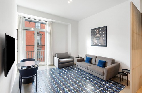 Quartieri Spagnoli Apartment | Apartment 'Deluxe In Via Toledo' with Balcony, Wi-Fi and Air Conditioning