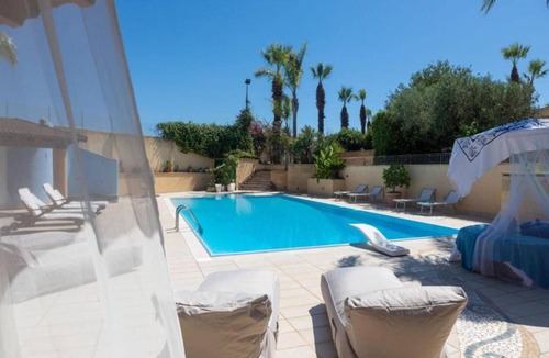 Marsala Apartment | Apartment 'Depandance with Shared Pool', Wi-Fi and Air Conditioning